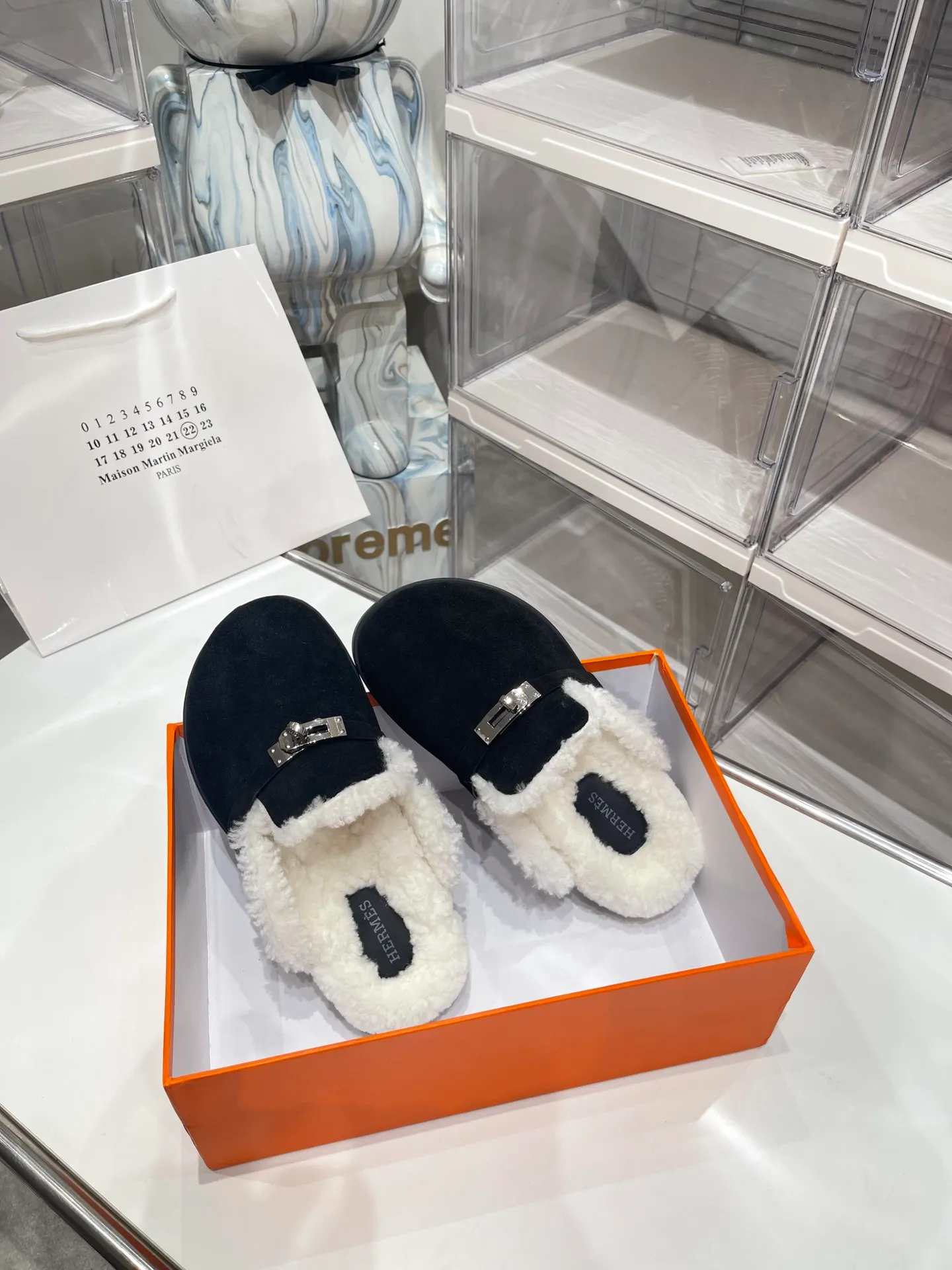 【HERMESG】Furry mop P: 580💰 ●Number of sizes: Men 39-44 (45 custom-made) Women 35-40 (41.42 custom-made) HERMES Hermès cute half-movers.  Classic family language design! It looks good no matter how you match it! Casual and high-end feeling, the comfort is also great, paired with various colorful socks, it has a trendy high-end feel. The top version is made of high-quality real wool ●Upper: imported cow suede ●Inner: imported sheepskin one piece ●Foot: imported mixed sheepskin ●Outsole: Tpu non-slip and wear-resistant outsole.